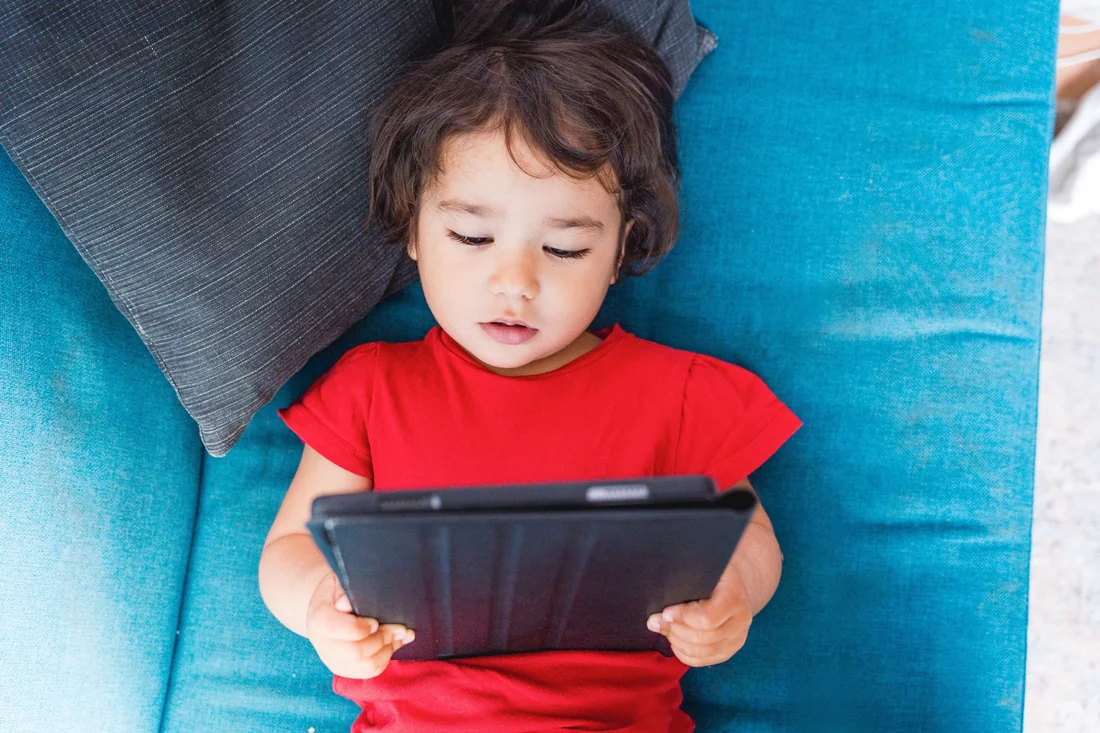 Visual for this record: A major US cohort found modest links between screens and outcomes