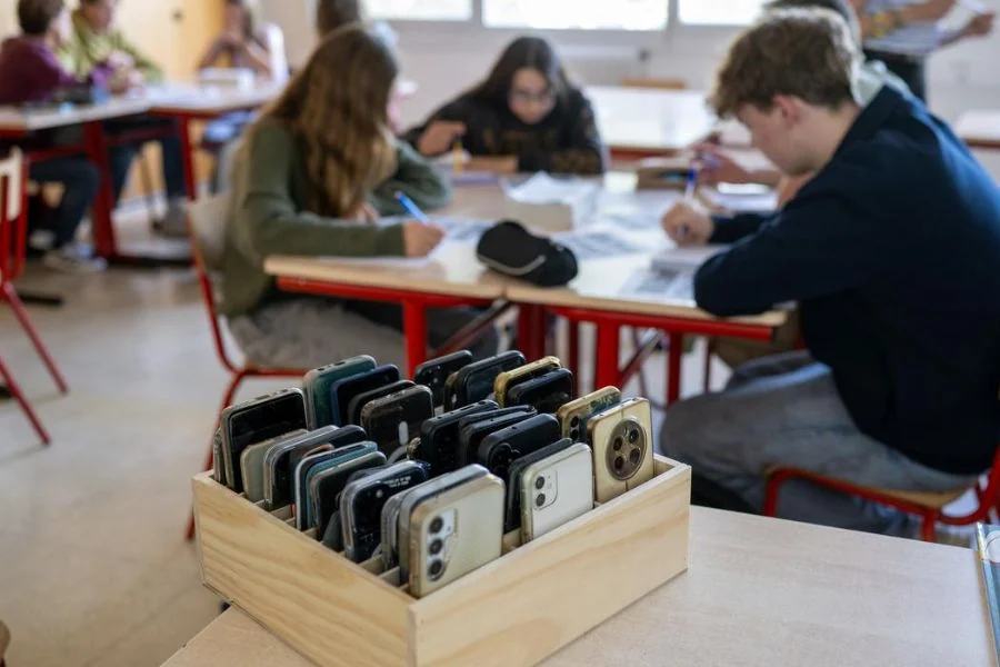 Visual for this record: France banned phones for the whole school day in 2018