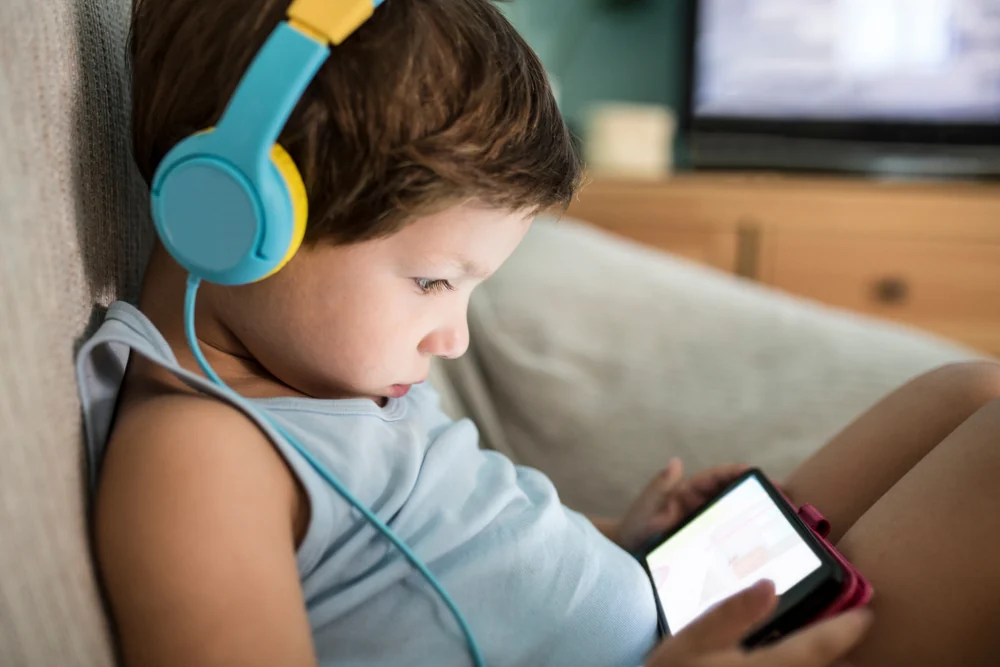 Visual for this record: Pandemic lockdowns roughly doubled one cohort's screen time
