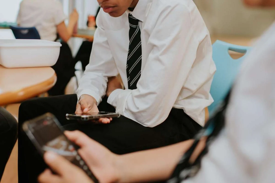 Visual for this record: English school phone bans tracked with higher test scores